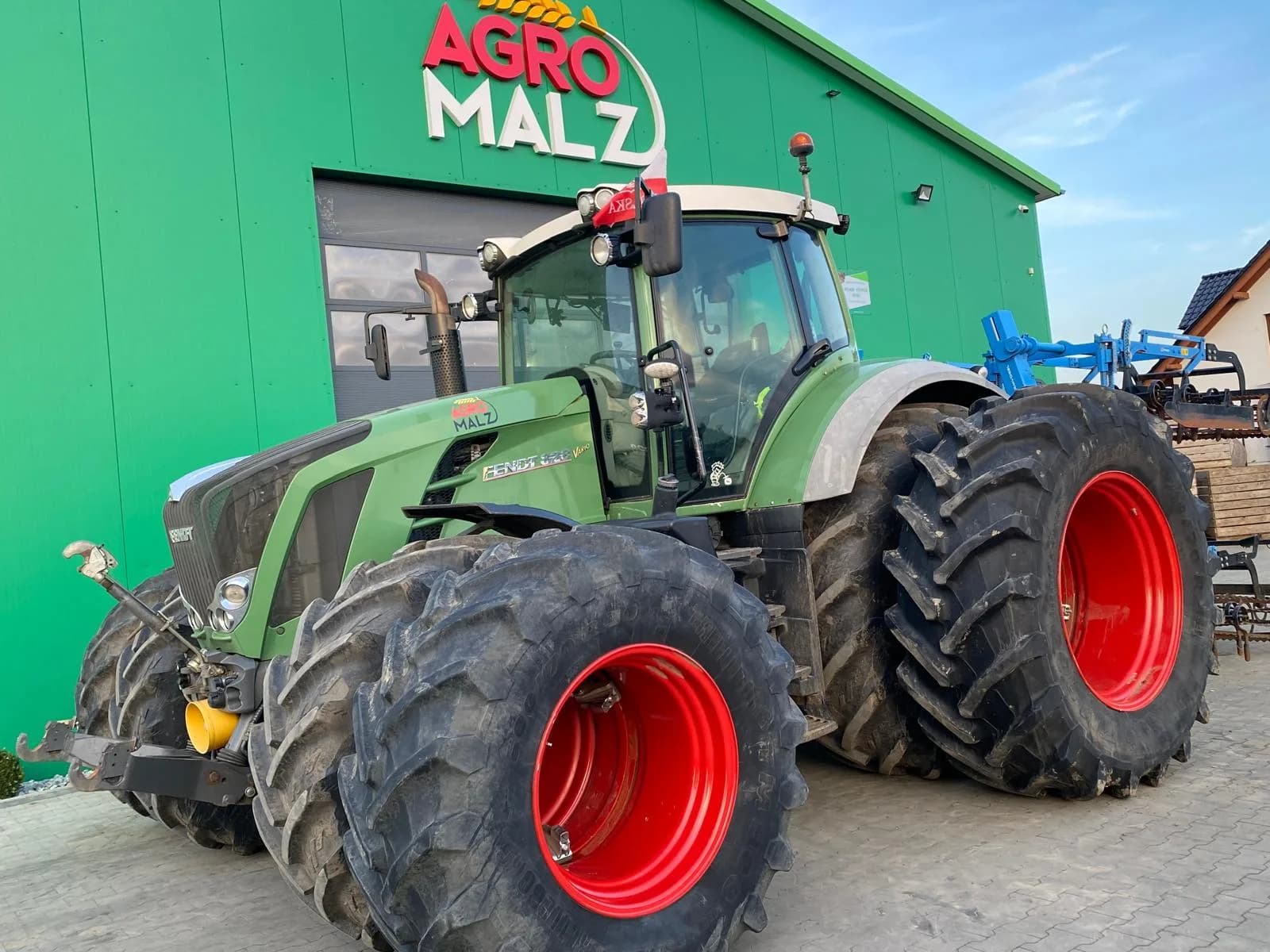 Ciągnik Fendt Vario na bliźniaczych kołach przed halą naszego gospodarstwa