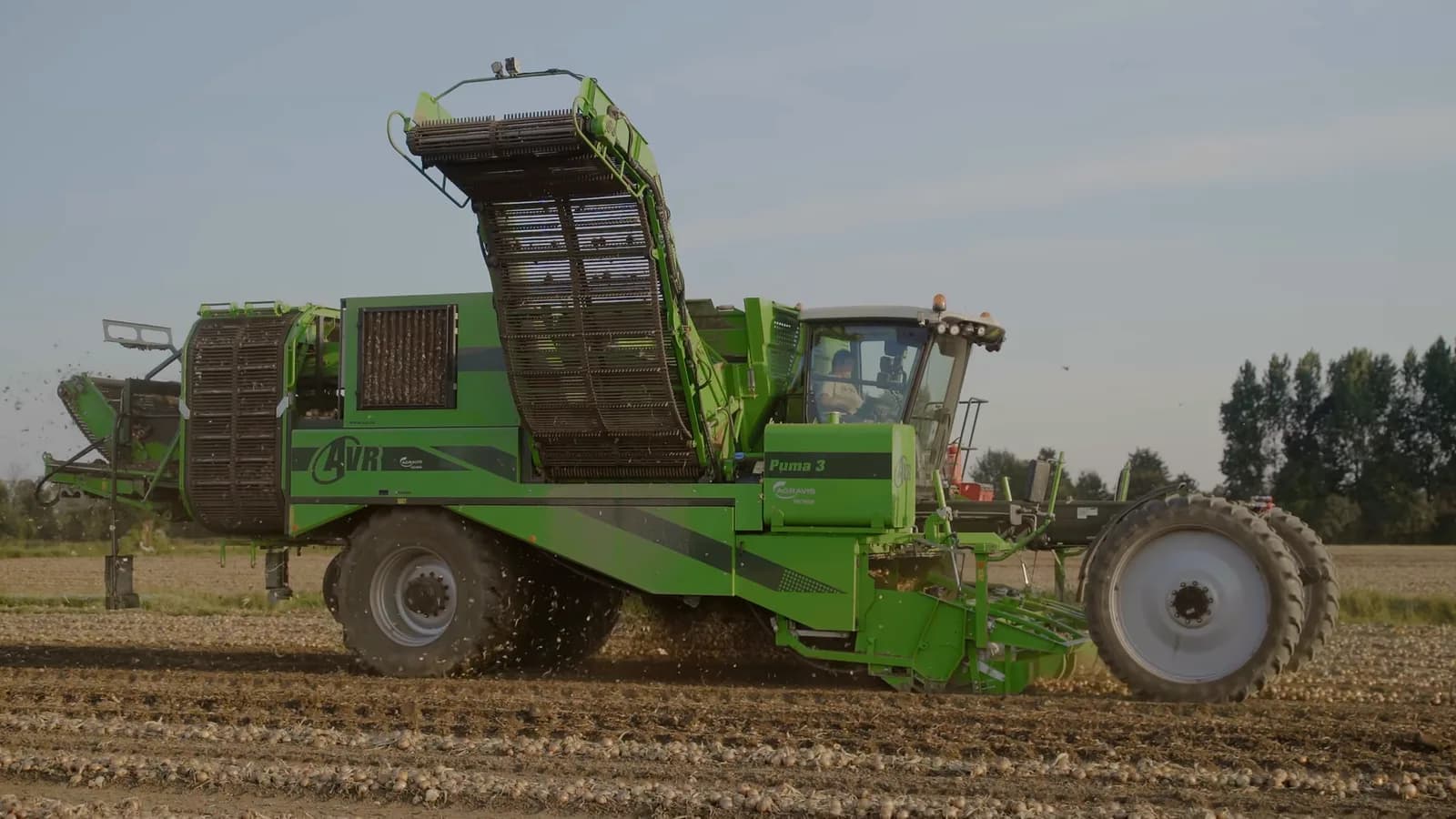 De zelfrijdende rooier AVR Puma 3 van opzij, bij het oprapen uit de zwaden op ons veld